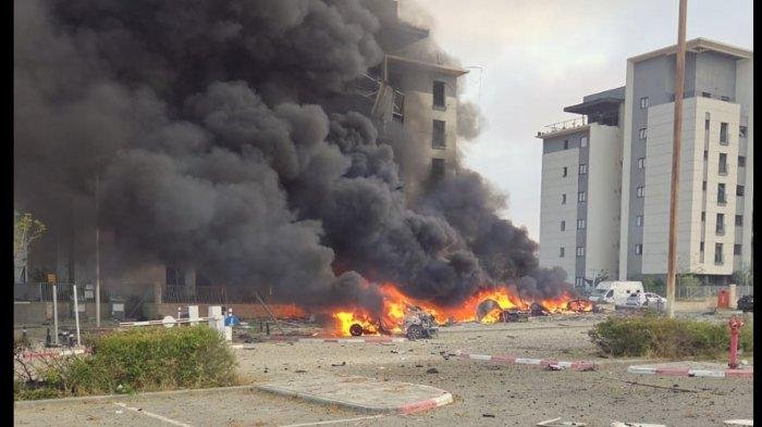 Serangan Rudal Iran Hantam Beersheba Israel Selatan, Mobil Terbakar, Gumpalan Asap Hitam Membumbung